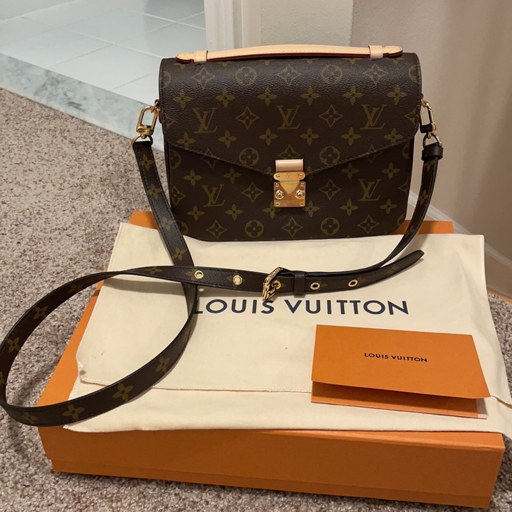 Louis Vuitton Pochette Métis Bag